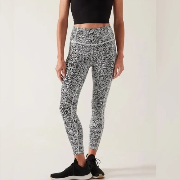 Athleta Ultimate Stash II Textured 7/8 Tight - Picture 2 of 13